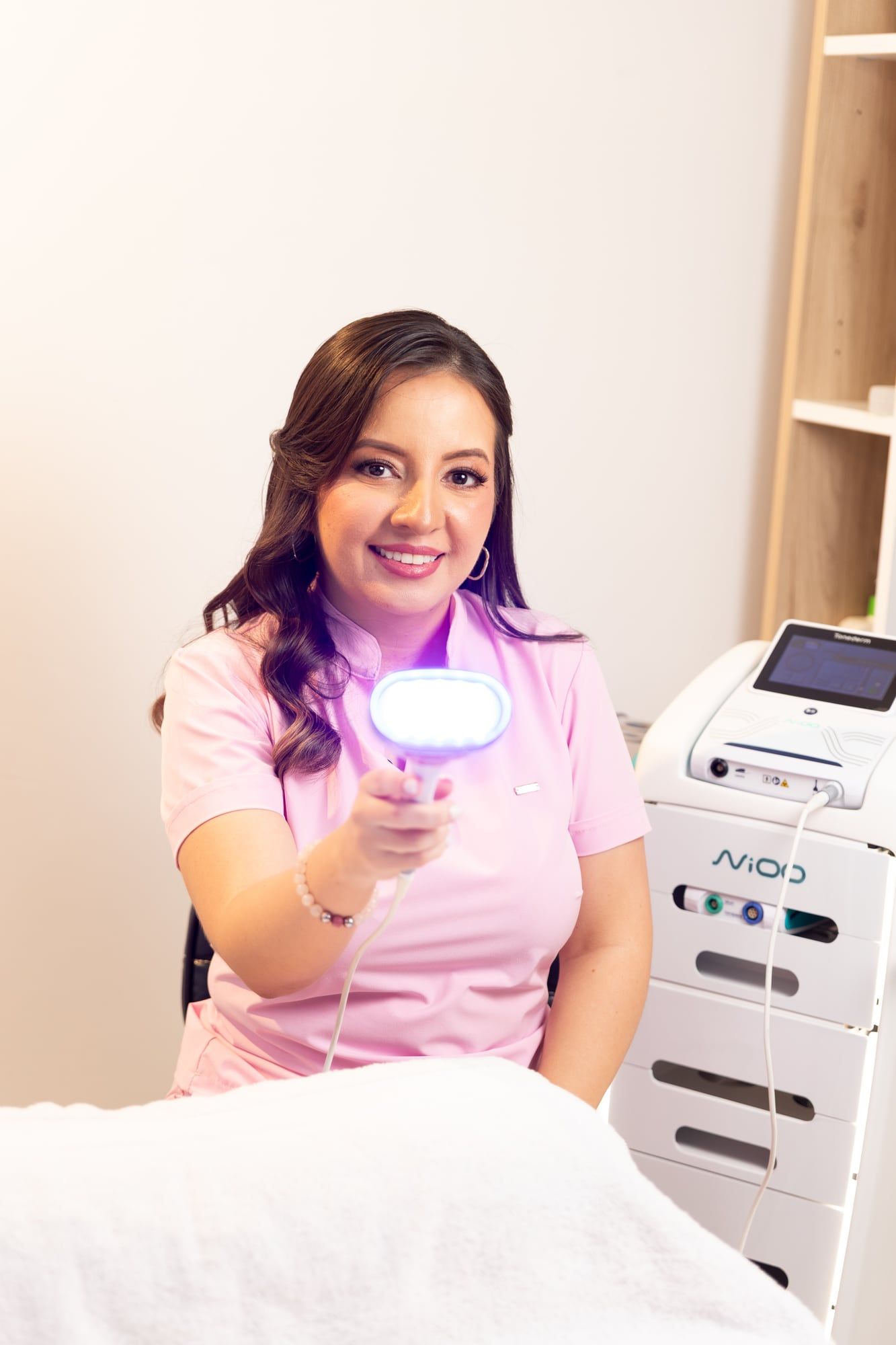 Especialista en medicina estética con un equipo de luz para tratamientos